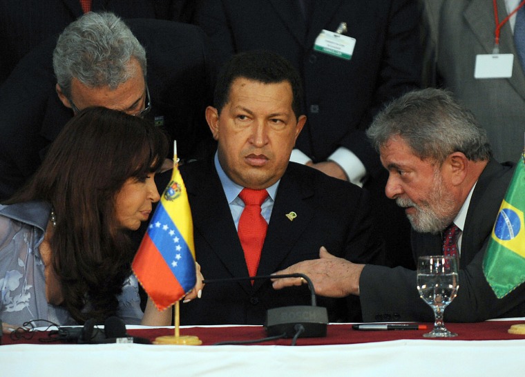 Image: Venezuelan President Hugo Chavez (C) lis